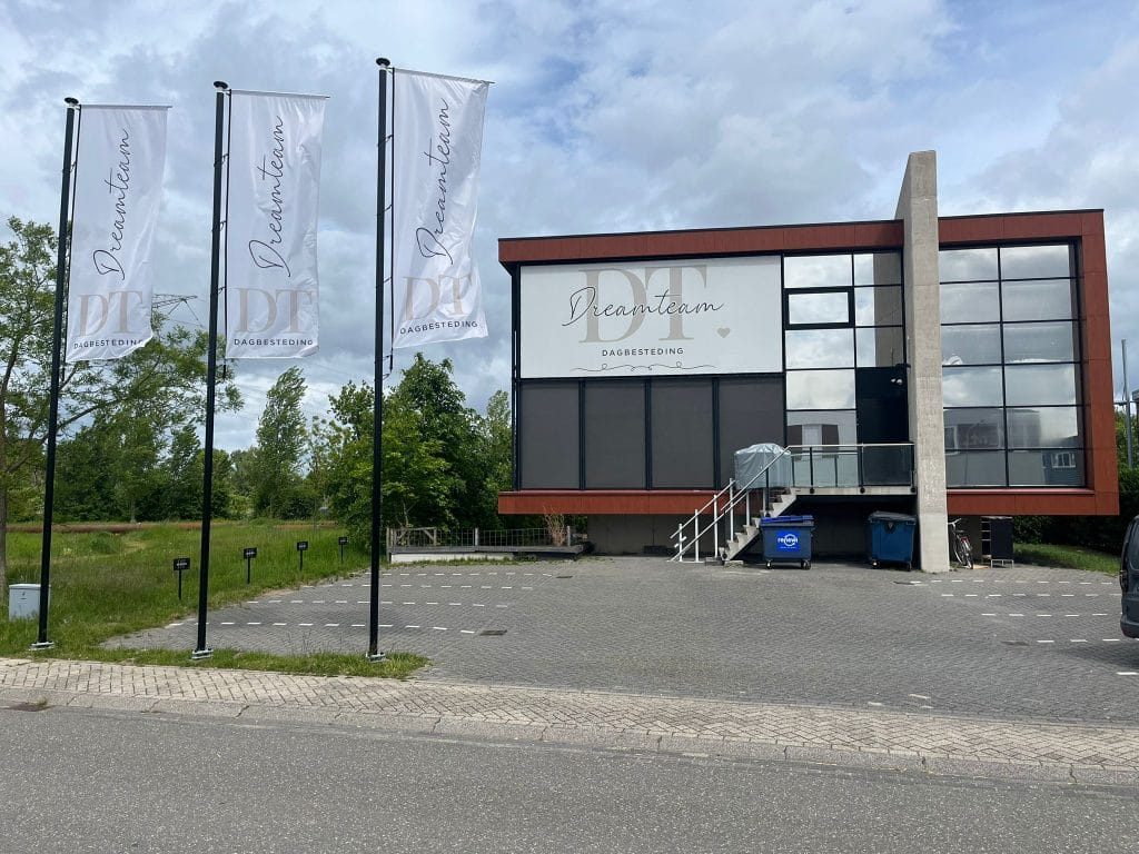 Kantoor Dreamteam Dagbesteding met vlaggen buiten