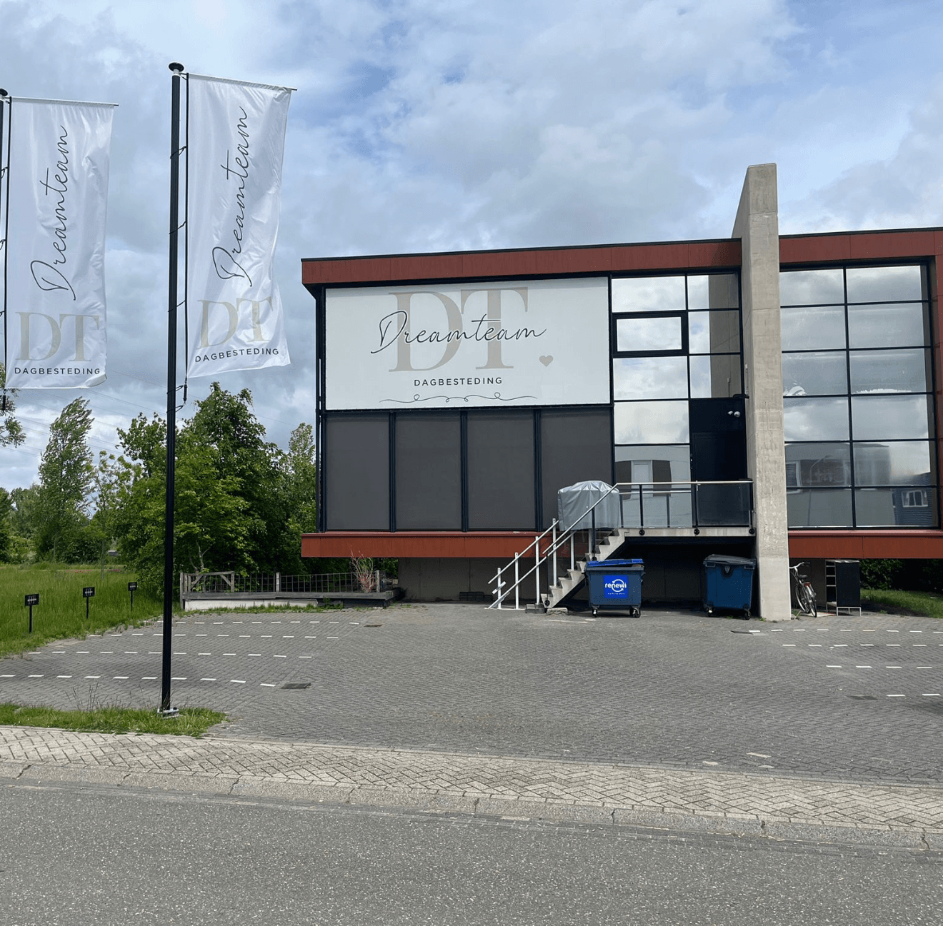 Dreamteam Dagbesteding gebouw met vlaggen buiten